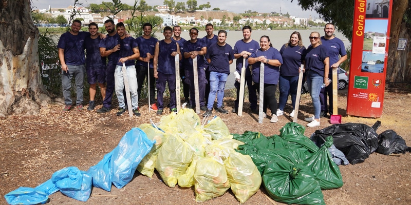 El Milagrito conmemora el Día Mundial de la Limpieza con la recogida de basura en la ribera del Guadalquivir